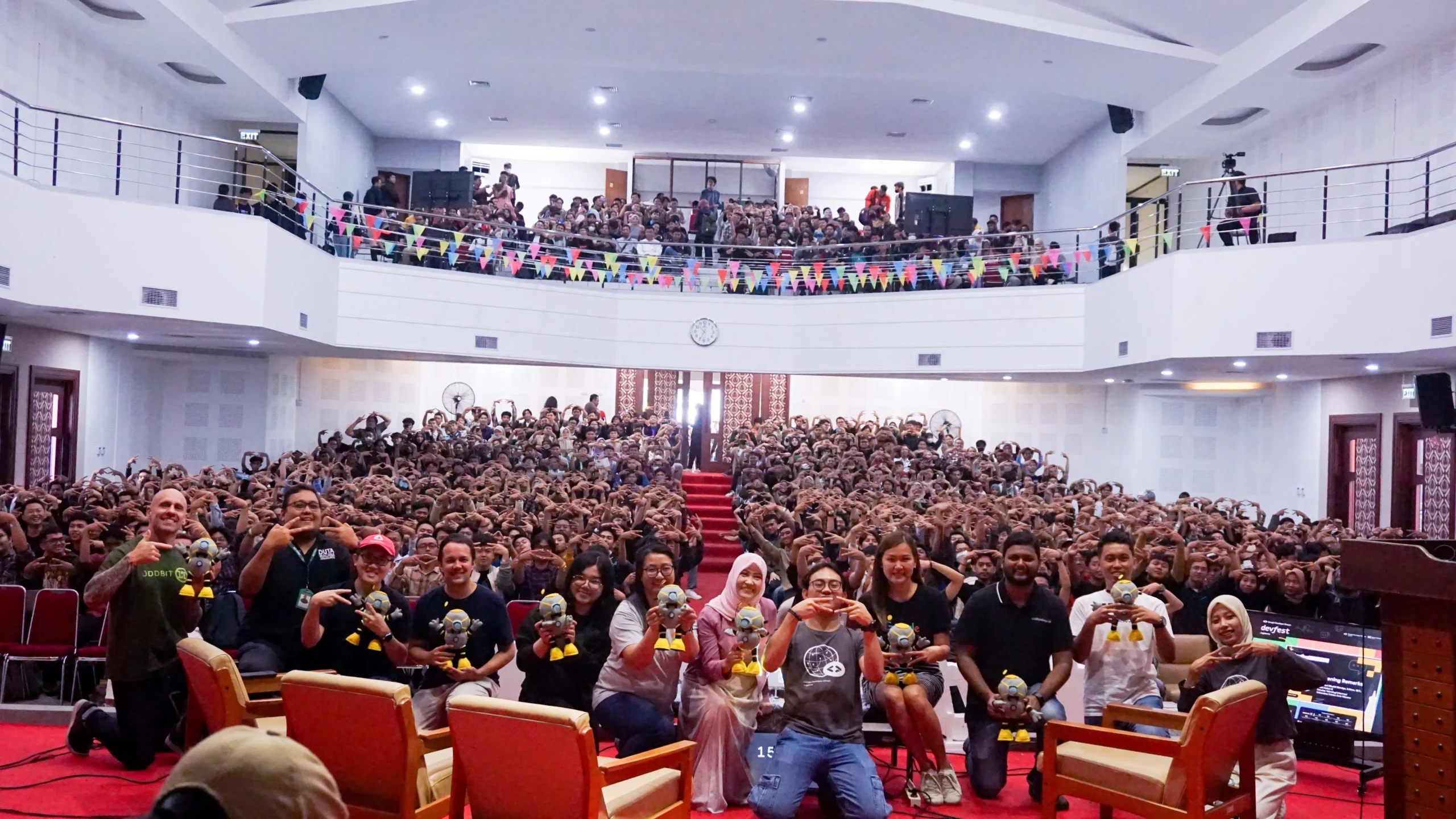 Penyelenggara, pembicara, dan semua peserta melakukan foto bersama diakhir acara